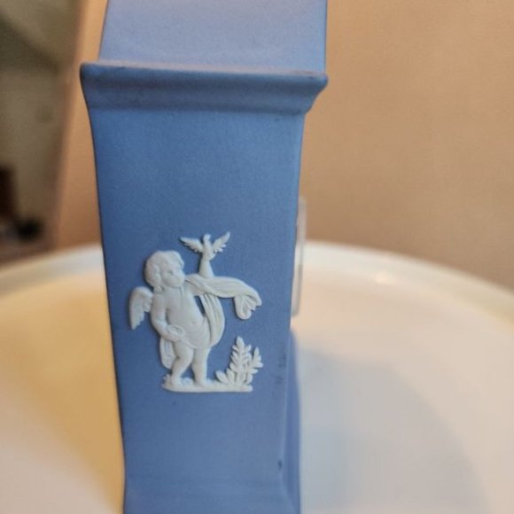 WEDGEWOOD JASPERWARE CLOCK. ORNAMENTAL CHERUB DETAIL - Picture 4 of 5